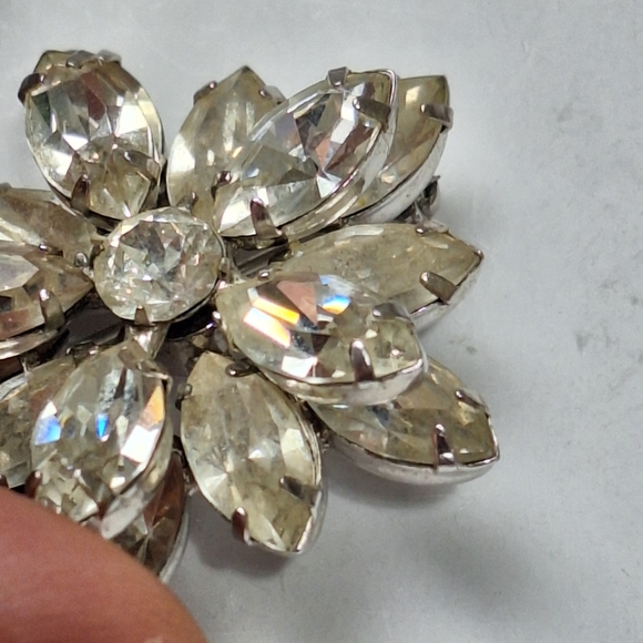Vintage Weiss Silver Tone Clear Rhinestone Flower Brooch With Pin Stop - Picture 6 of 7